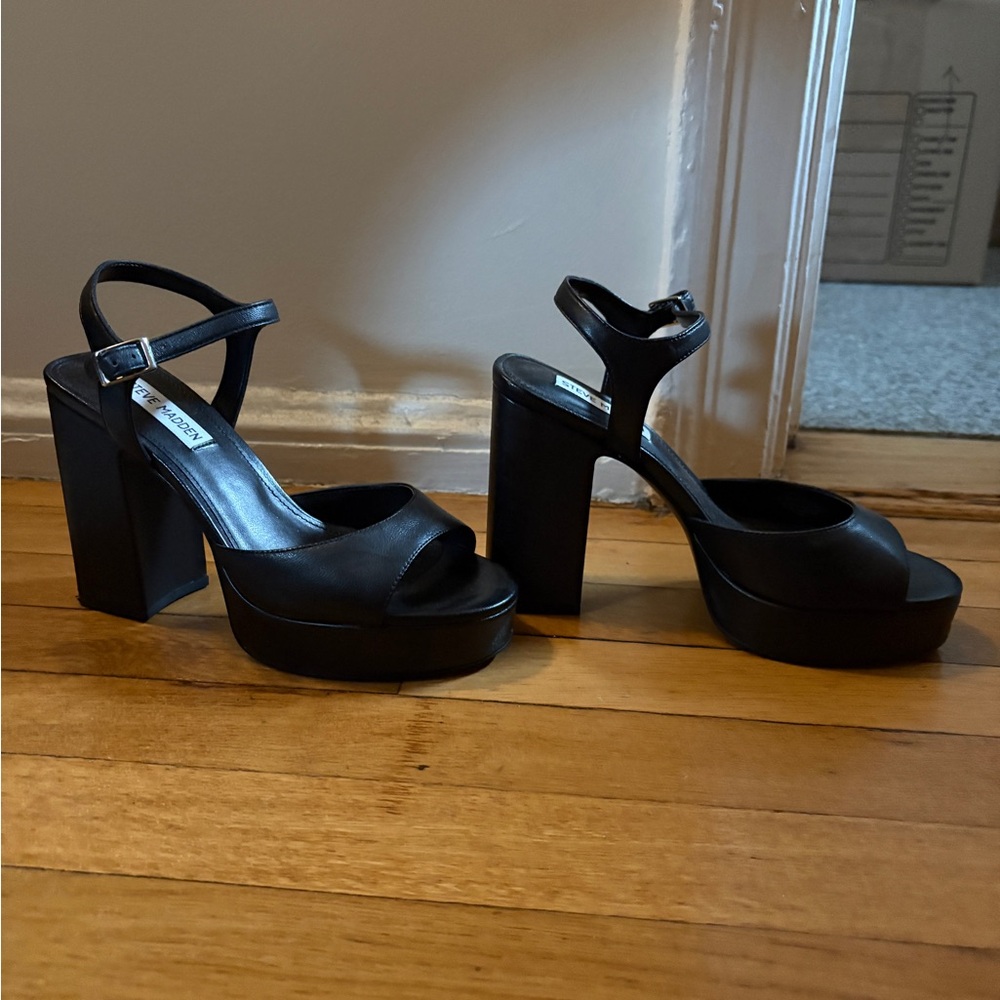 Steve Madden Black Leather Platform Ankle-Strap Sandals - Picture 2 of 4